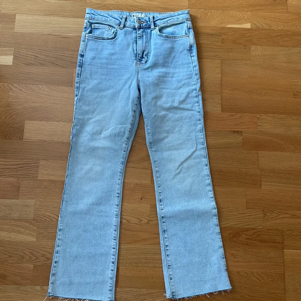 Ljusblåa Gina jeans. Storlek 36 men små i storlek. Använda 1 gång. Inte alls slitna utan precis som nya. Tvättade i perfymfritt och aldrig torktumlade.. Jeans & Byxor.