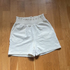 Tre olika shorts från Zara och Name It! - Bild 1: Name It storlek 140 10 år Bild 2: Zara storlek 140 10 år Bild 3: Zara storlek 152 11-12 år 60 kr/st