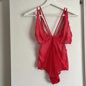 Spetsbody  - Väldigt vacker body- så otroligt fin färg. Har endast provat i butik men inte använt mer. Passar S-M. Nypris 479kr 