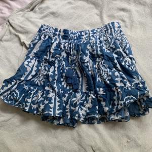 Fin mönstrad kjol från zara💙🤍