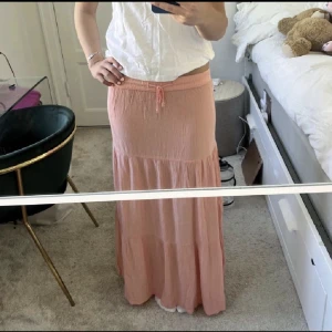 Långkjol - Säljer min fina långkjol som har köpts här på Plick. Säljer pga den var för kort på mig som är 176 cm. (två första bilderna är lånade av förra ägaren)💗💗