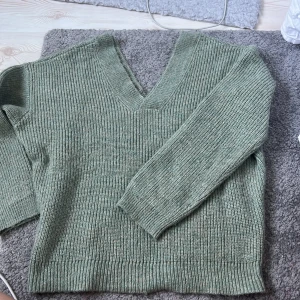 Tröja  - Stickad ”offshoulder” tröja från NAKD