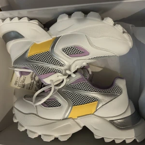 Color pop Big Mesh Trainers  - Köpte dessa med en voucher, och kan därför inte lämna tillbaka dem.  Helt nya, och aldrig använda!  Inköpspris: 499 kr 