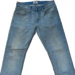 Säljer ett par slim-fit jeans i storlek M som är i fint men använt skick. Priset är inte hugget i stenen. Skicka gärna ett meddelande om du har några frågor 