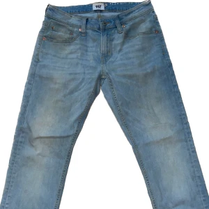 Jeans - Säljer ett par slim-fit jeans i storlek M som är i fint men använt skick. Priset är inte hugget i stenen. Skicka gärna ett meddelande om du har några frågor 