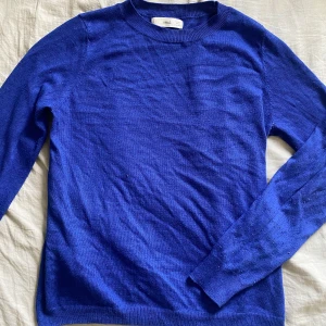 Stickad tröja - Stickad tunn tröja. Storleken är s men passar även xs,xxs. Skriv vid funderingar eller frågor💕