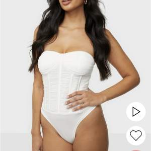 Vit festbody i storlek 38. Köpt på nelly, märke missguided. Använd vid ett tillfälle, nyskick 