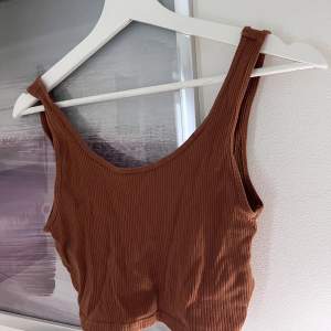 Säljer detta super sköna linne från Gina tricot. Använt ett fåtal gånger, jätte fin kvalitet och svalt linne.