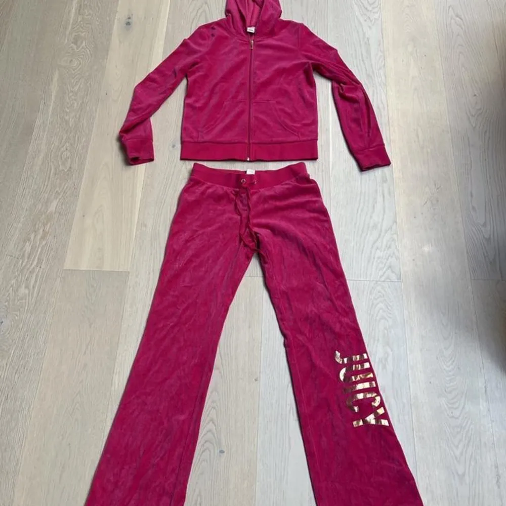 Säljer mitt rosa Juicy Couture set! Tröjan är i storlek S och byxorna i storlek XS. De är båda i väldigt fint skick eftersom de är knappt använda. Säljer hela setet för 650 kr.. Hoodies.