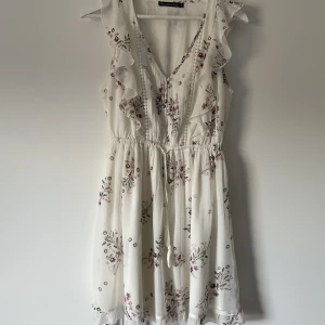 Klänning - Supersöt klänning från Abercrombie and Fitch. Passar så bra till lite festligare tillfällen och sitter väldigt fint✨