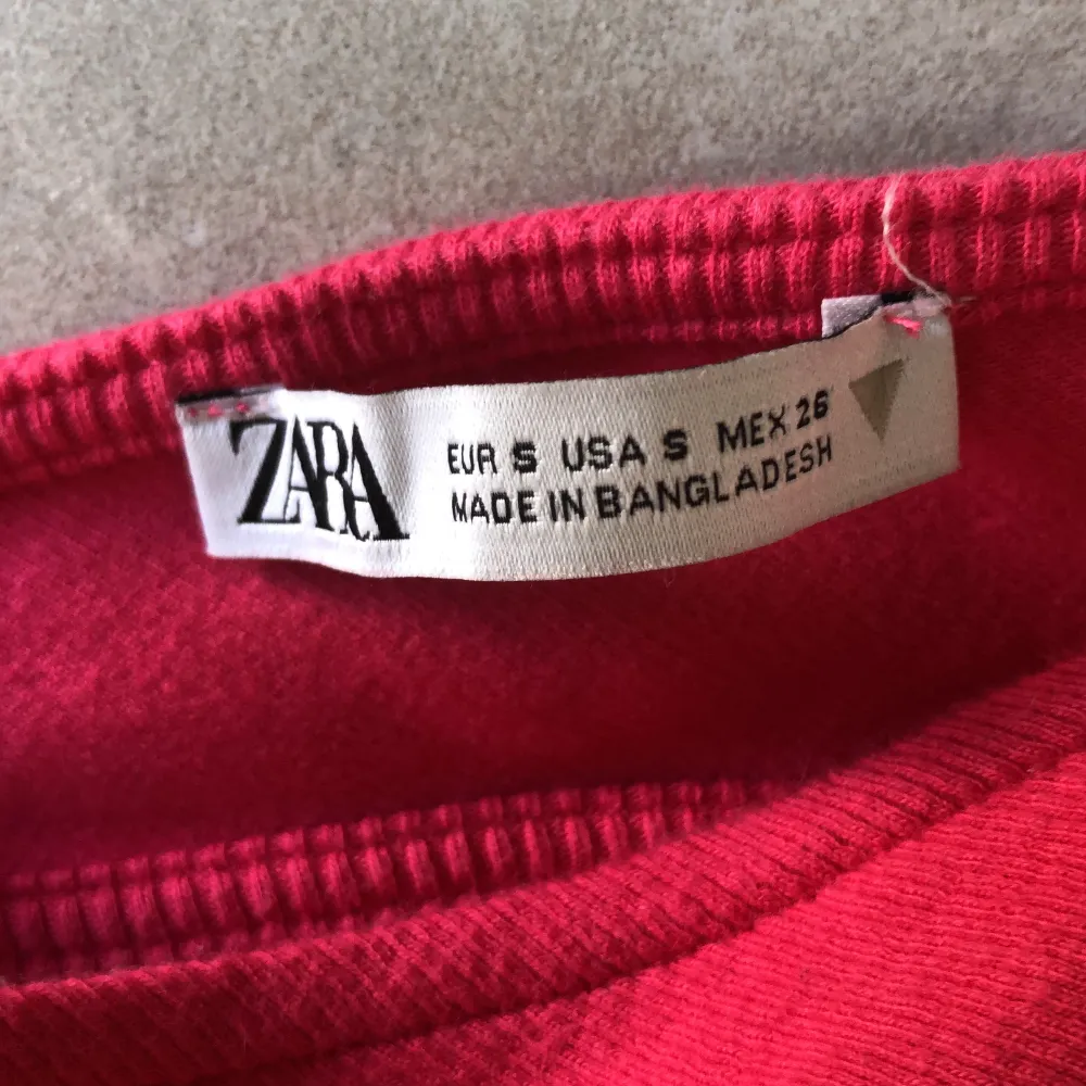 Jätte fint linne från zara❤️ säljer pågrund av att jag inte får användning av den❤️ den är använd 1 gång❤️💗💗den är i storlek S men går med xs också💓💓. Toppar.