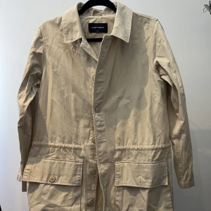 Vårjacka A days march - Beige vårjacka ifrån A days march Endast prövad Nypris 799kr Skick 10/10