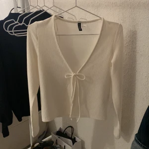 supersöt knytbar kofta  - Jätte söt vit ribbad kofta som går att knyta där fram💕 Aldrig använd, endast provad😊