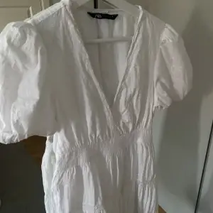 Säljer denna super gulliga klänning från zara i storlek Xs-S för 190 kr nypris cirka 400!! Pris kan diskuteras och hör av er för fler bilder. Kontakta mig vid frågor💗💗