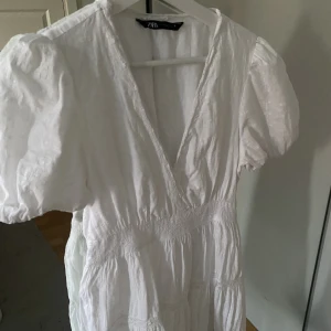 Klänning Zara - Säljer denna super gulliga klänning från zara i storlek Xs-S för 190 kr nypris cirka 400!! Pris kan diskuteras och hör av er för fler bilder. Kontakta mig vid frågor💗💗