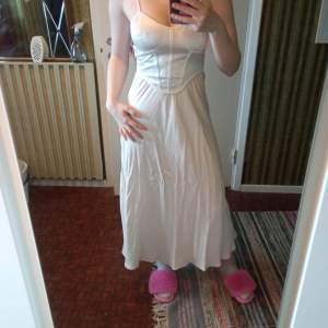 Maxi skirt cream colour feels like satin. Worn only once. High waisted and super comfortable and pretty. 