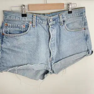 Levi’s shorts i en ljusare tvätt. Köpta i en vintagebutik i Paris så tyvärr står inte någon storlek med, men skulle säga att dom passar en M. Sista bilden visar mått i cm.