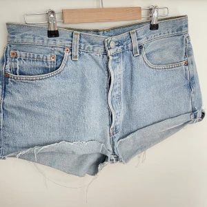 Shorts från Levi’s - Levi’s shorts i en ljusare tvätt. Köpta i en vintagebutik i Paris så tyvärr står inte någon storlek med, men skulle säga att dom passar en M. Sista bilden visar mått i cm.