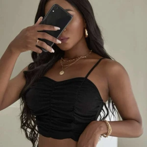 Linne  - En svart linne från SHEIN i storlek xs💗💯💗. Har använd den bara få gånger så den är i väldigt bra skick. Och därför har jag inga bilder på när jag har den!💗 den är jätte söt och bra kvalitet.💗💗