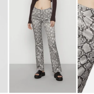 Ormskinn byxor från weekday - Jätte snygga ormskinn byxor från weekday! Använda endast en gång!💞