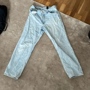 Jeans - Ett par blekta baggy jeans i bra skick.