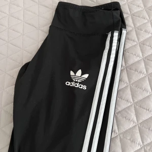 Adidas träningsbyxor  - Supersnygga träningsbyxor! Så sköna och sitter bra.