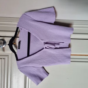Lila kofta - En gullig ljuslila kofta med knytband från boohoo. Säljer den för jag inte använder den längre, använd kanske 3-4 ggr. Storlek 10, motsvarar tydligen M men kan has som en S eller XS oxå. Stretchigt material🌸💖