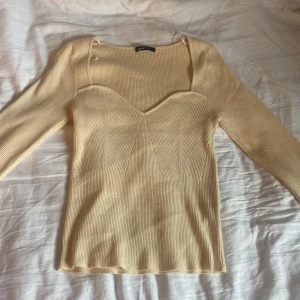 Rip Knitted Top - Kräm vit, skön tröja med slit nere vid armarna. Beställde den från Zalando i storlek L men har knappt använt eftersom det blev i fel storlek och är därför i fint skick. 