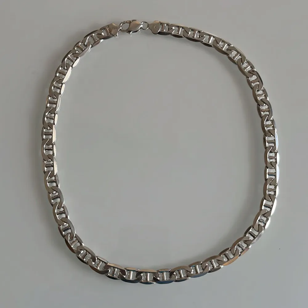 Säljer ett halsband i äkta silver köpte för 5000kr säljer den för 2100kr aldrig använd. Den väger 68 g och längden är 50. Skriv vid intresse köparen står för frakten.. Accessoarer.