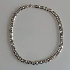 Säljer ett halsband i äkta silver köpte för 5000kr säljer den för 2100kr aldrig använd. Den väger 68 g och längden är 50. Skriv vid intresse köparen står för frakten.