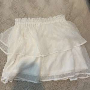 Kjol - Vit kjol som inte är genomskinlig, den är söt och fin till både sommarn o tidig höst. Kontakta direkt om ni är intresserade 💕