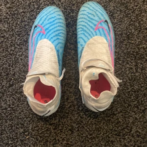 Nike phantom GX elite - Säljer mina skor för dem inte passar min fotbyggnade och gör så gav jag skadar mig. Skorna är 1 vecka gammal så det är i väldigt bra skick kan tänka mig byta något men helst få pengaf