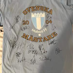 Hela 2004 lagets singnatur från Malmö FF.