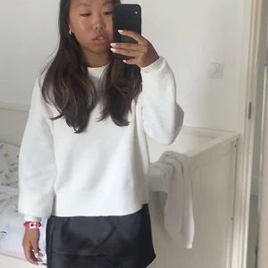 Stickad tröja  - Jättefin vit stickad tröja från Bikbok i storlek S. Har däremot ett litet hål vid ärmen men syns väldigt lite! Hör av dig för fler frågor💘 använder endast ”köp nu” funktionen💕