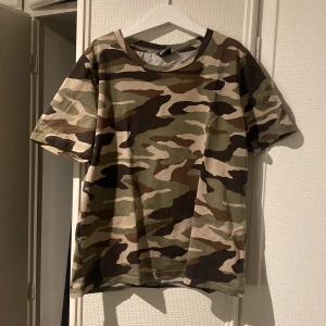 Kamouflage t-shirt  - En fin kamouflage t-shirt