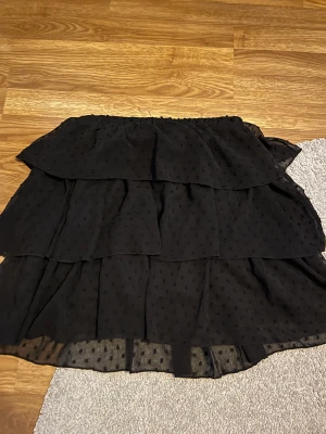 svart kjol - en svart prickig kjol med volanger🖤