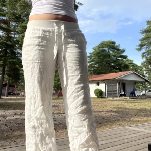 alobha everyday linnebyxor 🤍 - större defekter syns på andra bilden men det finns även några mindre som går att ta bild på i DM. 🌷  kanske finns det någon därute som kan sy ihop hålen och få mer användning av dom än jag! 🪡   org pris ligger på 899. pris diskuteras gärna!