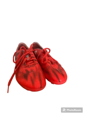 Fotbollsskor  - Adidas fotbollsskor.  I bra skick och har inga fläckar 