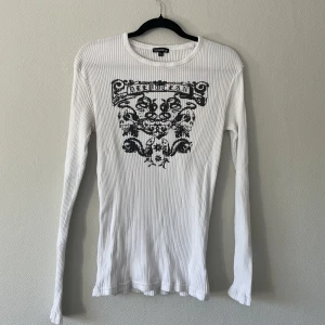 Långärmad Tröja  - Herr tröja med häftigt tryck och skönt stretchigt material. Storleken är ungefär M för kvinnor och S för män, men mycket beror på hur du vill att den ska sitta. Om du har några frågor är det bara att skriva ✨