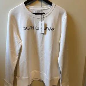 Helt oanvänd Calvin Klein tröja  Köpt för 899.  Pris kan diskuteras 