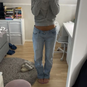 Jeans - om du älskar baggy jeans kommer du älska domhär 😍 dehär har varit mina go-to jeans hela våren men de har blivit alldeles för stora för min midja, bälte rekommenderas 😆köpta på Jeansbolaget men märket är Abrand