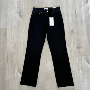 Svart jeans stl 38 - Säljer dessa svarta högmidjade jeans köpta från zara. Stl 38. Aldrig använda, lapp kvar. 