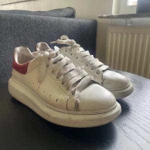 Alexander McQueen Sneakers - Säljer mina Mqcueens då jag knappt använder dom längre. 5/10 Skick, saker som går att fixa! 5500:- nypris. Väl använda
