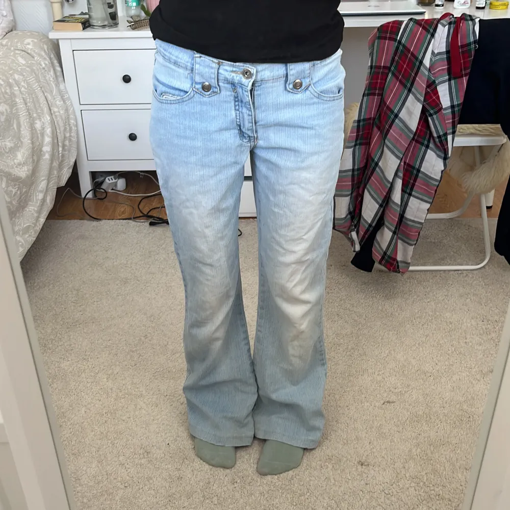 så snygga bootcut lågmidjade jeans med söta bakfickor! 🤗är 160 cm lång! Midjemått : 67-70 cm. Jeans & Byxor.