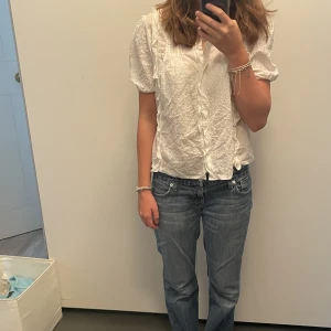 Blus  - Jättefin blus ifrån zara. Kommer tyvärr inte till användning. Storlek 164 men jag brukar ha S och den passar mig jättebra. Hör av dig vid frågor💞