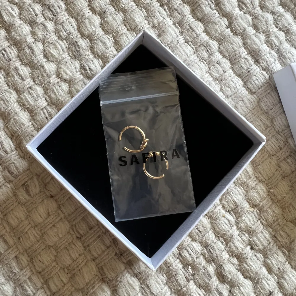 Really cute ear cuffs from Safira! They are 18k gold plated and come in one size only | Original Price 349 sek / perfect condition + original packaging. Accessoarer.