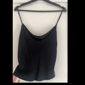 Zara satin linne  - Säljer nu mitt super söta och fina zara linne i satin! Linnet är mycke sparsamt använt och inga defekter på det☺️ Hör av er vid frågor och priset går att diskutera! 