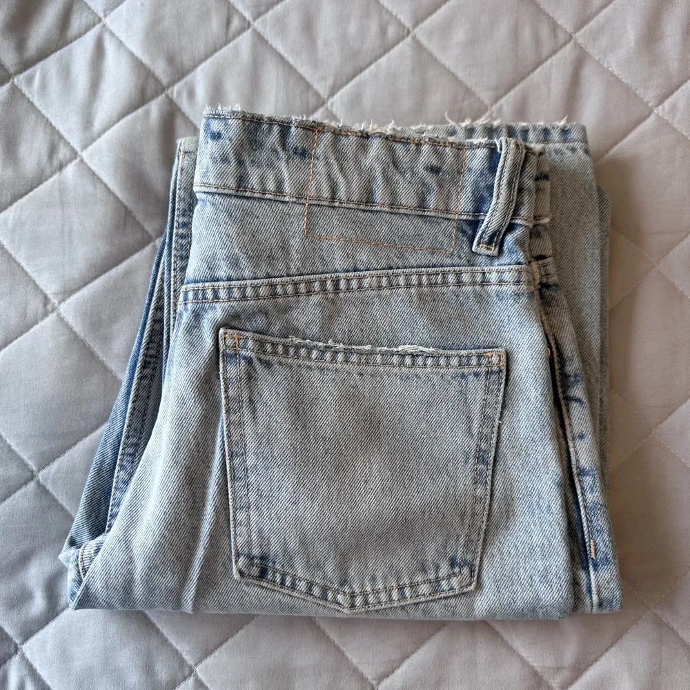 Slutsålda jeans från Zara i storlek 36 som aldrig är använda då byxorna tyvärr inte passar. . Jeans & Byxor.