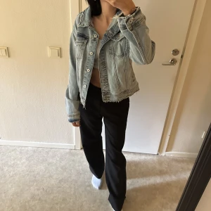 jeansjacka Zara - jeansjacka från Zara, storlek XL men sitter mer som M. Köpt på Malta för nå år sen men knappt använd så fint skick🩷