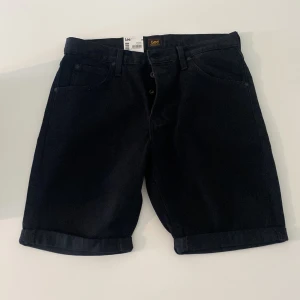 Lee shorts - Shorts från Lee med lappen kvar, helt oanvända! Köptes för 599kr. Storleken är 31/M